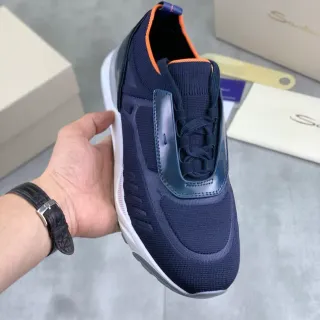 Tênis Navy Orange com upper de malha que se adapta como meias, sem cadarço, com tirante na língua
