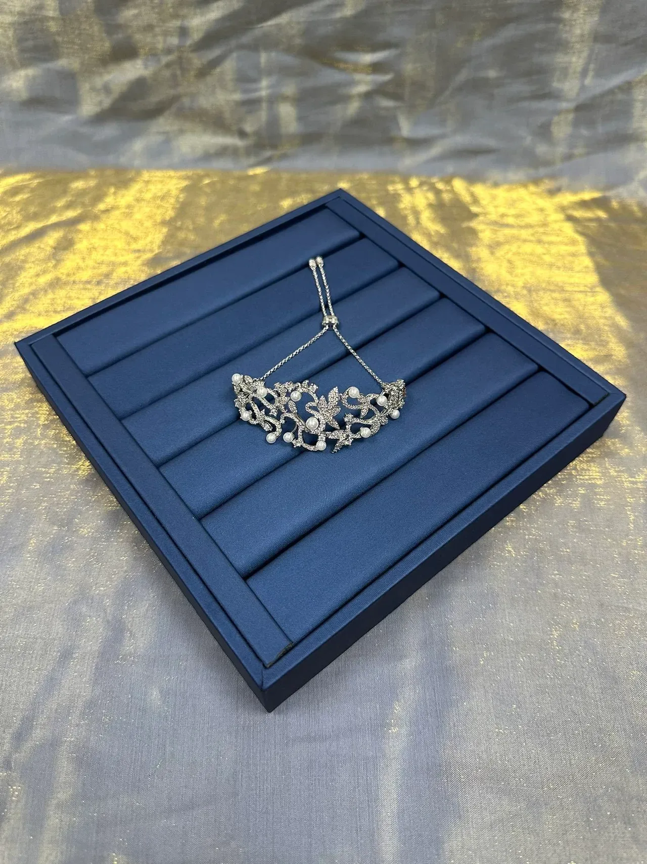 Broche motif vigne florale bleu marine argent perles et cristaux 8