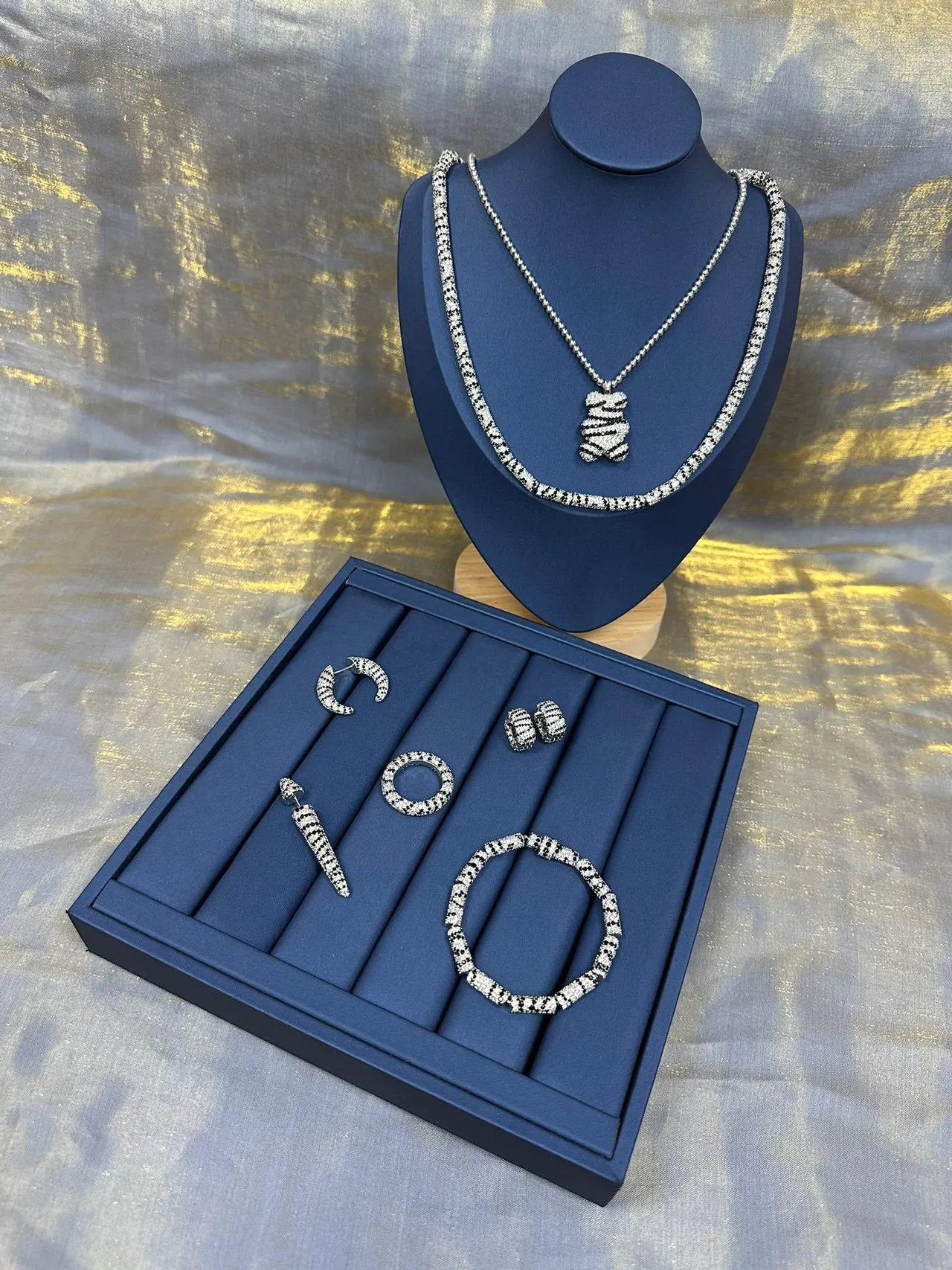 Navy Silver Pavé-Set Stone Band Contrasting Black-and-White Pattern Bracelet 8