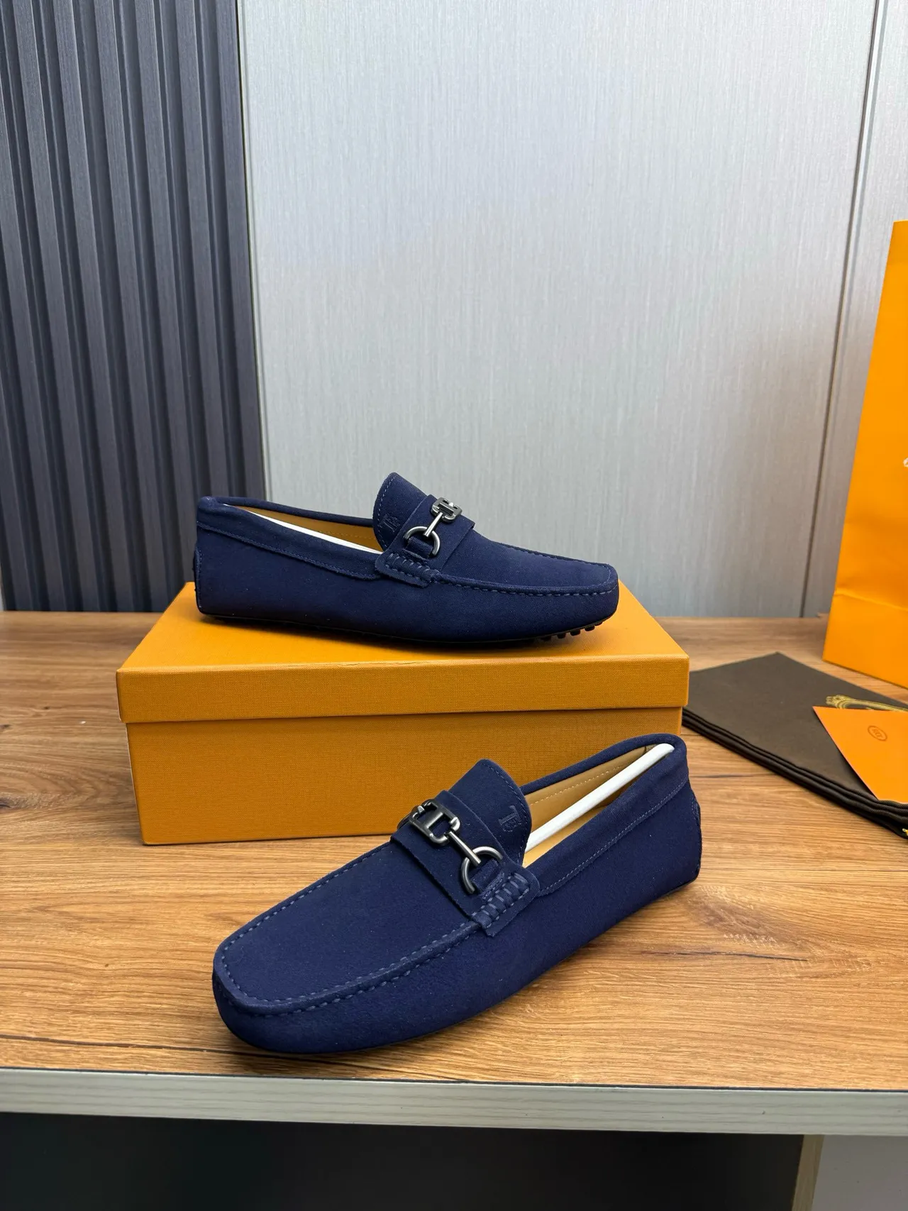 Moc-Toe Slip-On Loafer en daim navy avec boucle horsebit 4