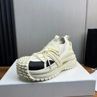 Off-White كريمي وأسود مفتوح الإصبع قفص حذاء رياضي كثيف