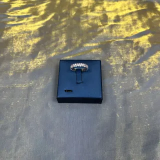Anel de banda eterna pavé-set com múltiplas pedras
