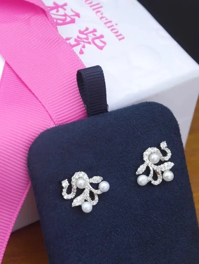 Pearl and Crystal Floral Motif Drop Earrings 5