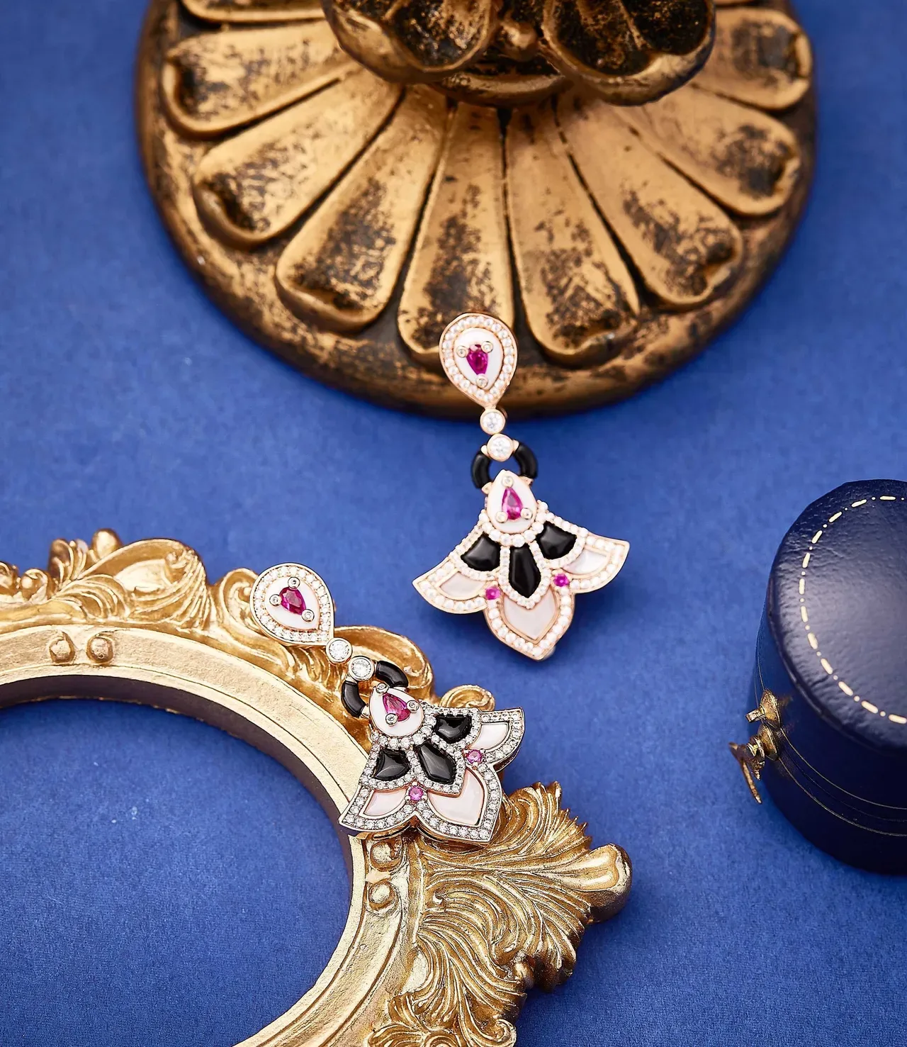 Pink Black Fan-Shaped Motif Pavé-Set Diamonds Earrings 3