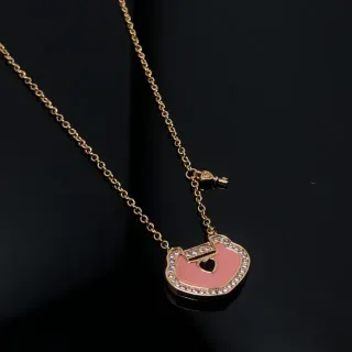 Chaîne or rose émail verrou pendentif collier