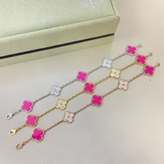 Pulsera de oro rosa con charms de forma de trébol esmaltados y acentos de cristales Pavé-Set