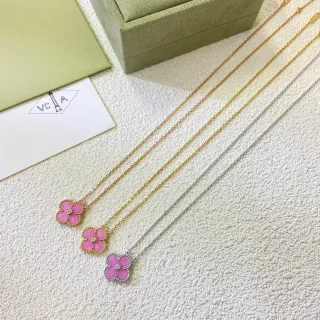 Collier pendentif en or rose en forme de fleur avec incrustations d'émail