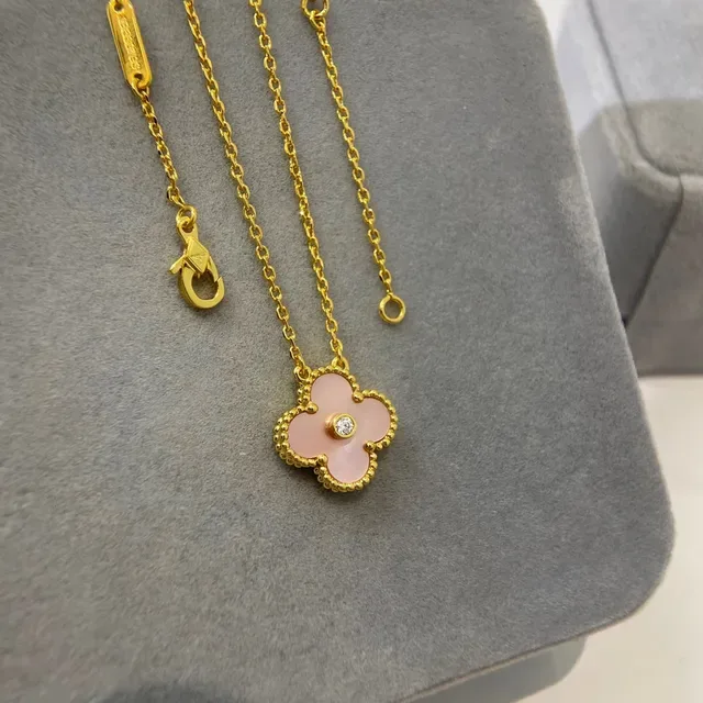 Collier pendentif à fleur à quatre pétales en or rose avec bord de perles 2