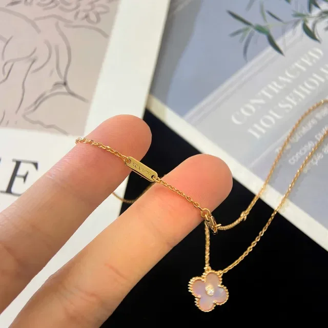 Collier pendentif à fleur à quatre pétales en or rose avec bord de perles 3
