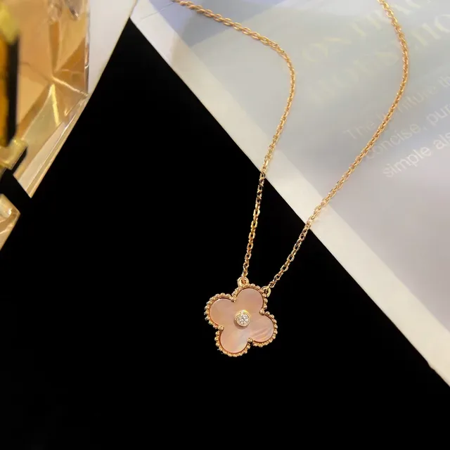 Collier pendentif à fleur à quatre pétales en or rose avec bord de perles 4