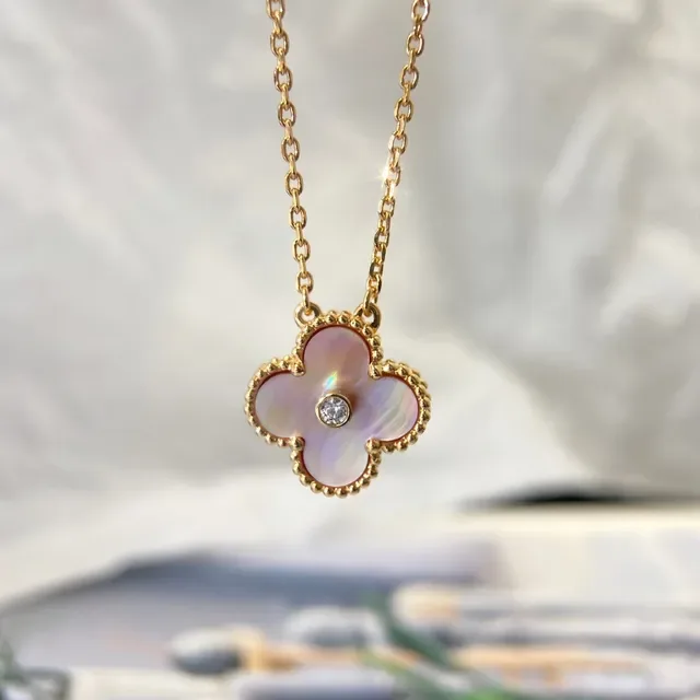 Collier pendentif à fleur à quatre pétales en or rose avec bord de perles 5