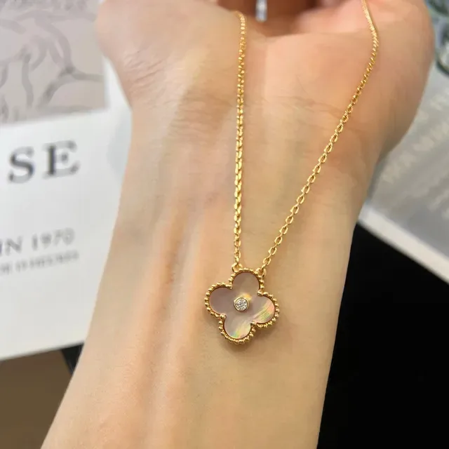 Collier pendentif à fleur à quatre pétales en or rose avec bord de perles 6