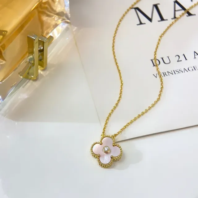 Collier pendentif à fleur à quatre pétales en or rose avec bord de perles 7