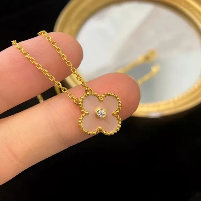 Collier pendentif à fleur à quatre pétales en or rose avec bord de perles 8