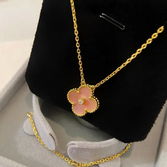 Collier pendentif à fleur à quatre pétales en or rose avec bord de perles 9