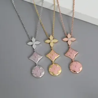 Collar con colgante de oro rosa, charms múltiples, motivos florales de esmalte