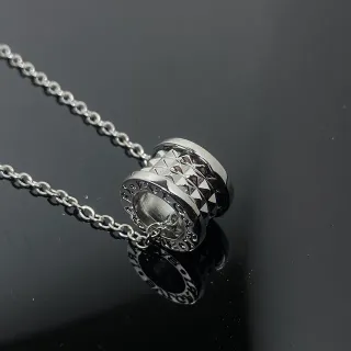 Collier avec pendentif en argent poli cylindrique facetté