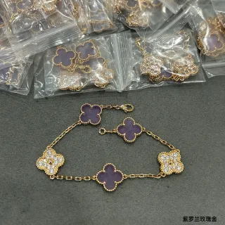 Pulsera de metal con motivos en forma de trébol en púrpura y dorado