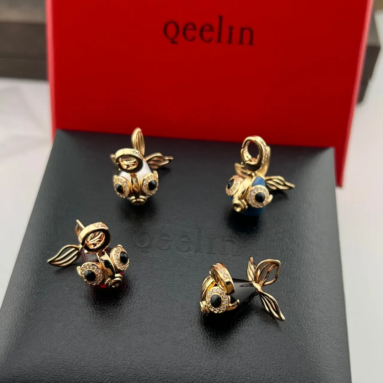 Qeelin Broche Doré Noir Poisson Émail 4