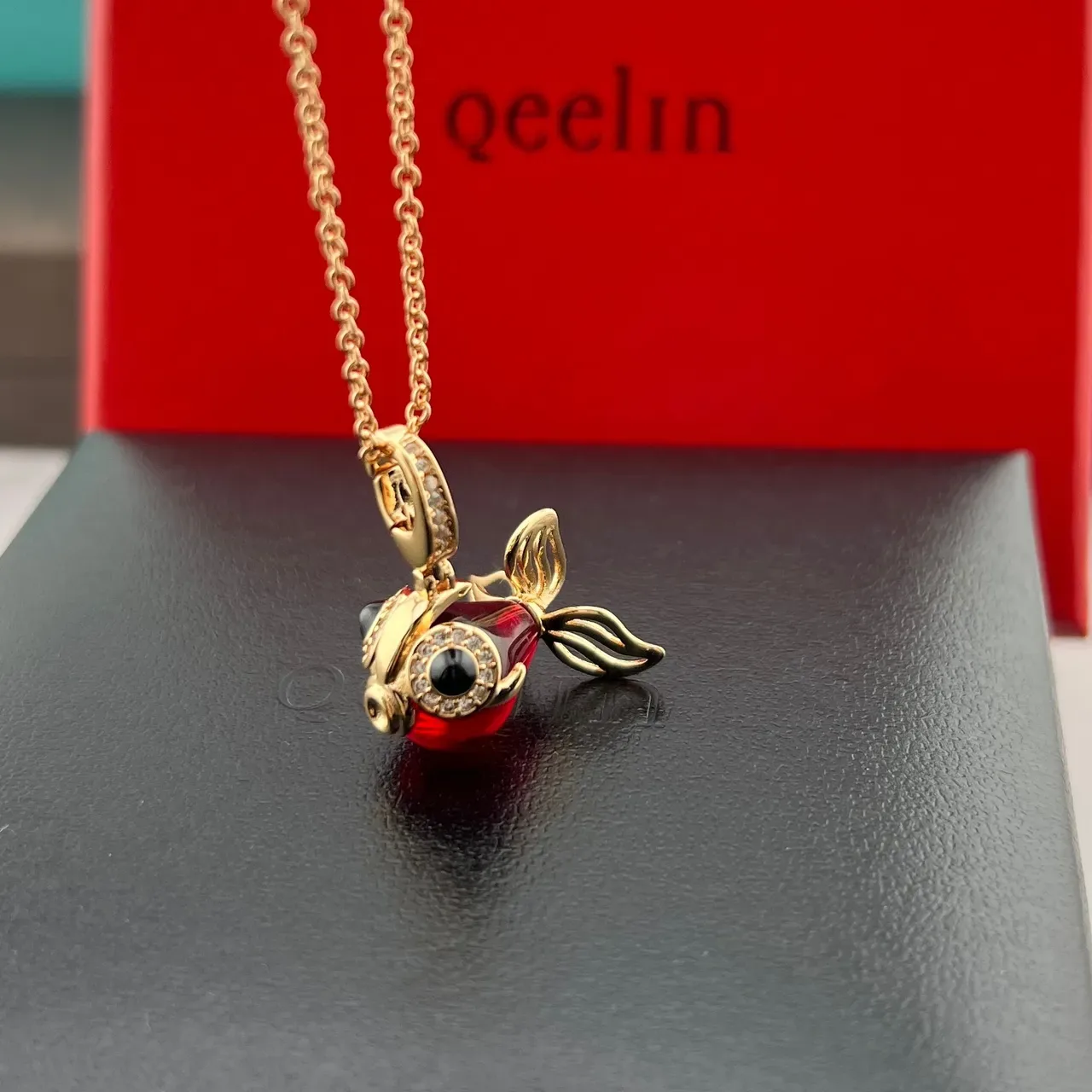 Qeelin Broche Doré Noir Poisson Émail 6