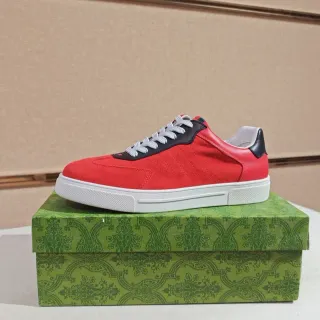 Tênis lifestyle de suede vermelho e preto low-top com cadarço