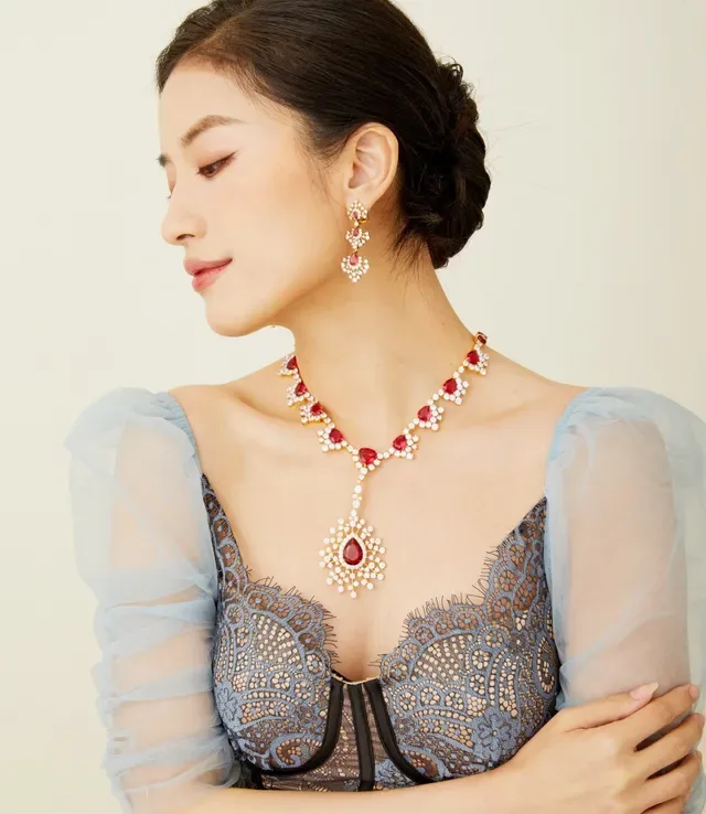 Red Gemstone and Crystal Floral Motif Pendant Necklace 5