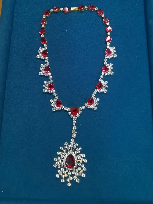 Red Gemstone and Crystal Floral Motif Pendant Necklace 8