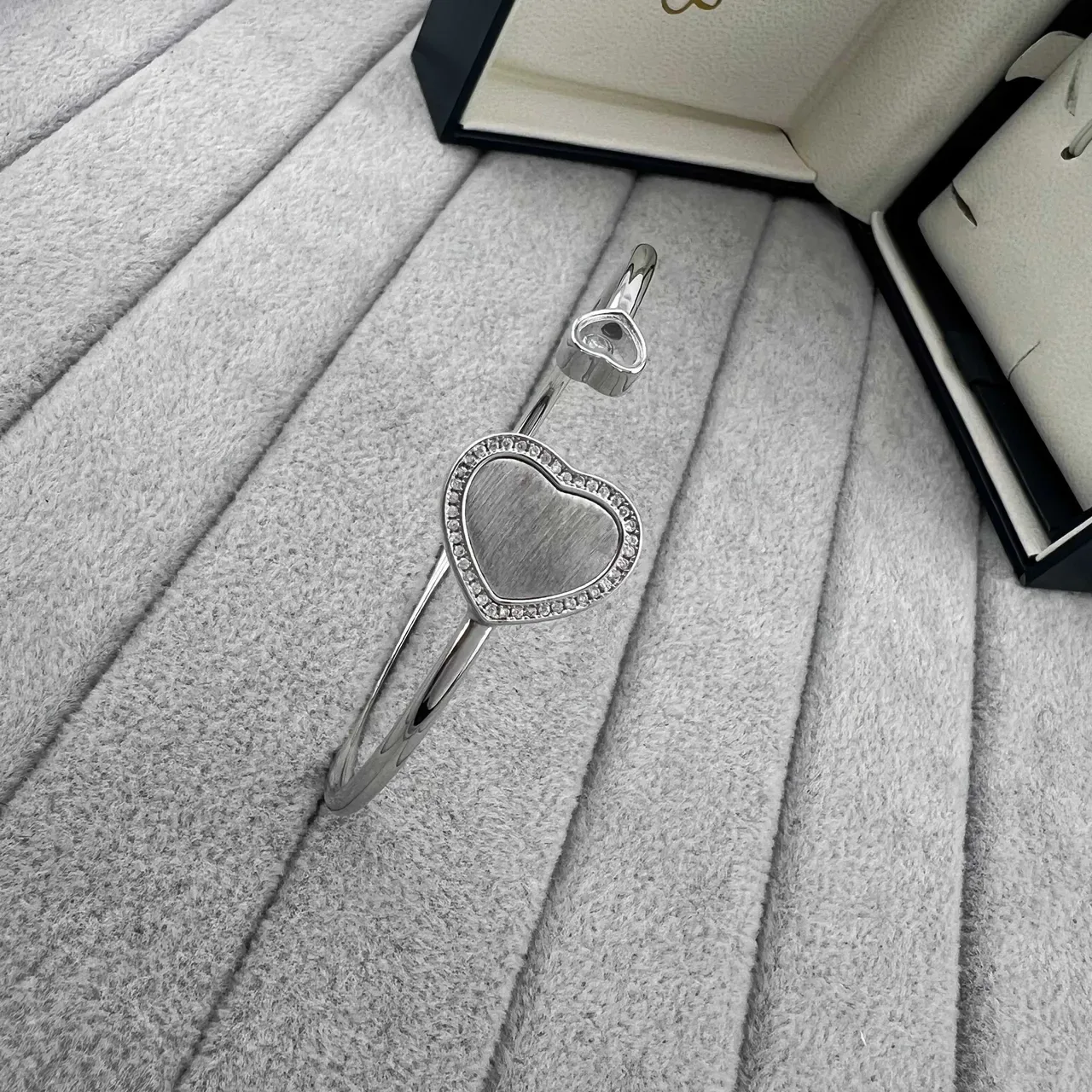 سوارات مفتوحة بتصميم قلب محاطة بكريستال باللونين الوردي والفضي 3