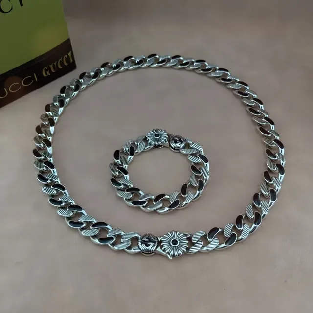 Silver Black Chunky Curb-Link Chain Floral Medallion Clasp Bracelet 9