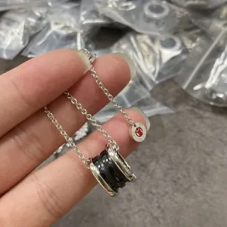 Collier de chaîne avec pendentif d'anneaux empilés argentés et noirs