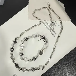 Collar de cadena chunky curb plateada con charms de dados