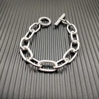 Bracelete de fecho toggle de tom prata com ovais mistos e links de corda
