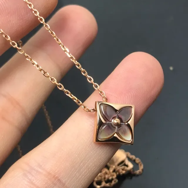 Colliers pendants motif floral carré incrustés de nacre 3