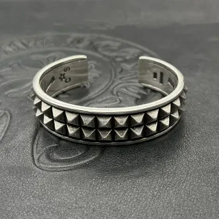 Pulsera abierta de plata oxidada con studs de pirámide studded