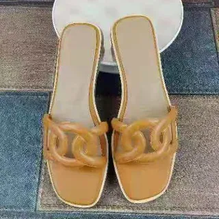 टैन इंटरलॉकिंग चेन स्ट्रैप स्क्वेयर टो स्लिपर्स