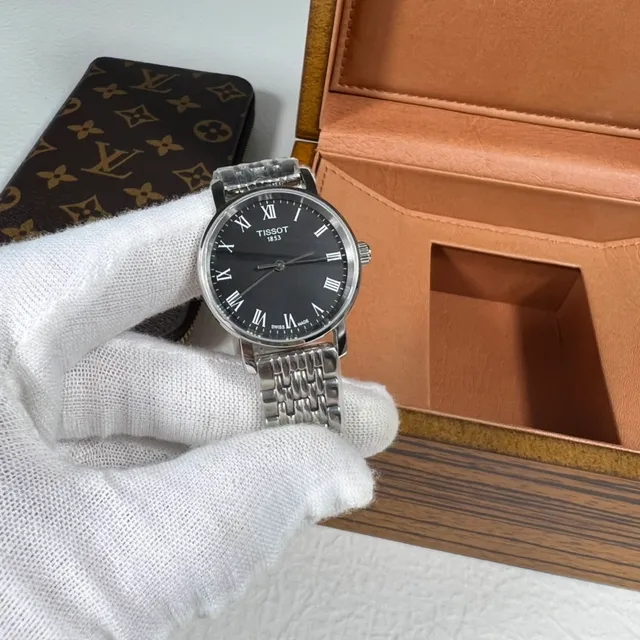Tissot Everytime काली डायल चांदी टोन क्वार्ट्ज घड़ी 6