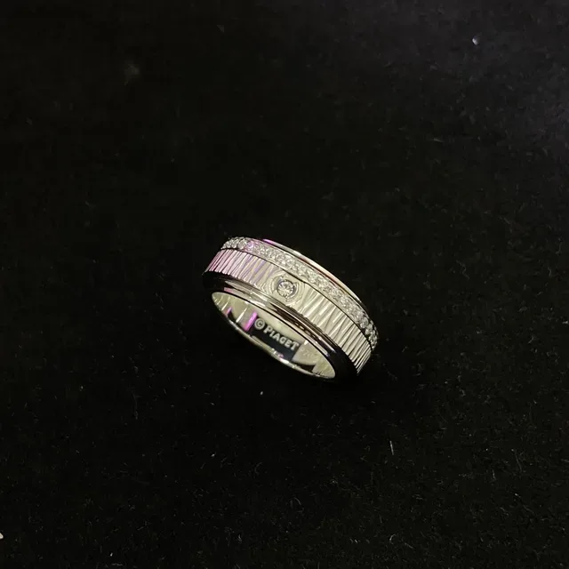 Two-Tone Rotating Band Fluted Pavé Diamond Rings 3