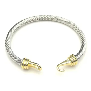 Bracelete bicolor em cabo trançado com fecho à gancho e olho