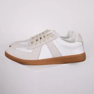 Tênis brancos e bege de couro de camurça low-top