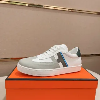 Tênis low-top com bloqueio de cor branco e cinza com cadarço