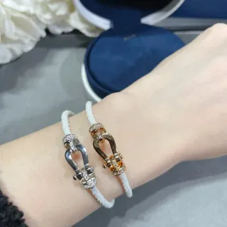 سوارة ذهب أبيض مع حبل مربوط وإغلاق على شكل حذاء حصان