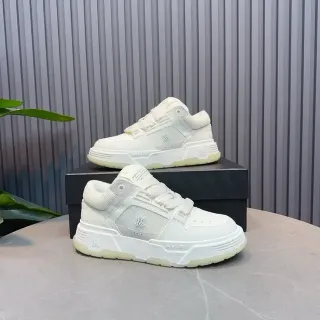 أحذية رياضية بيضاء low-top مع upper من شبكة اصطناعية متعددة الطبقات