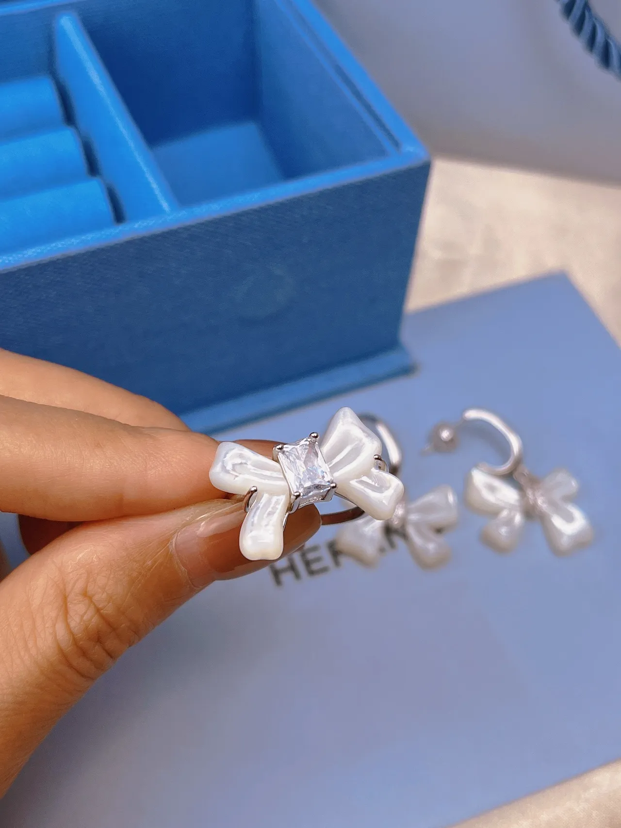 White Silver Bow-Shaped Mother-of-Pearl Wings Ring 4