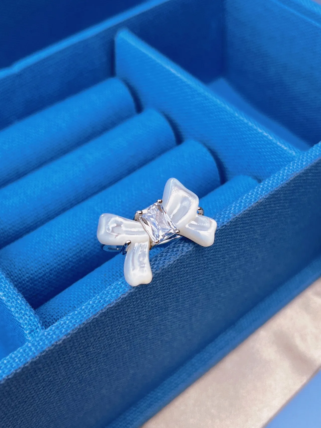White Silver Bow-Shaped Mother-of-Pearl Wings Ring 7