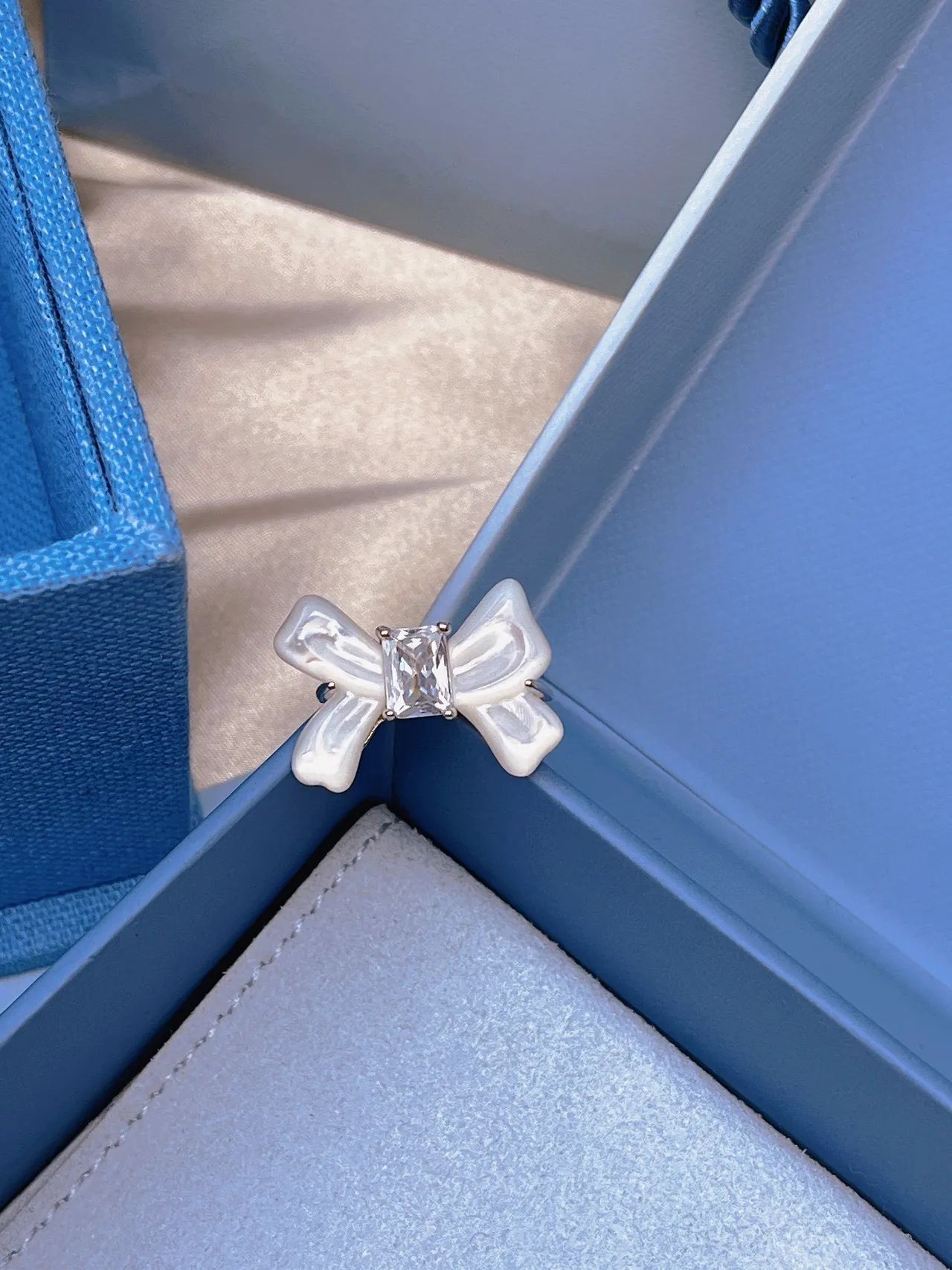 White Silver Bow-Shaped Mother-of-Pearl Wings Ring 8