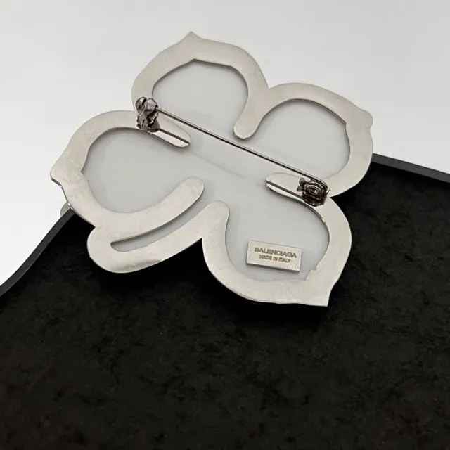 White Silver Four-Leaf Clover Silhouette Rhinestone-Encrusted Perimeter Jewelry 3