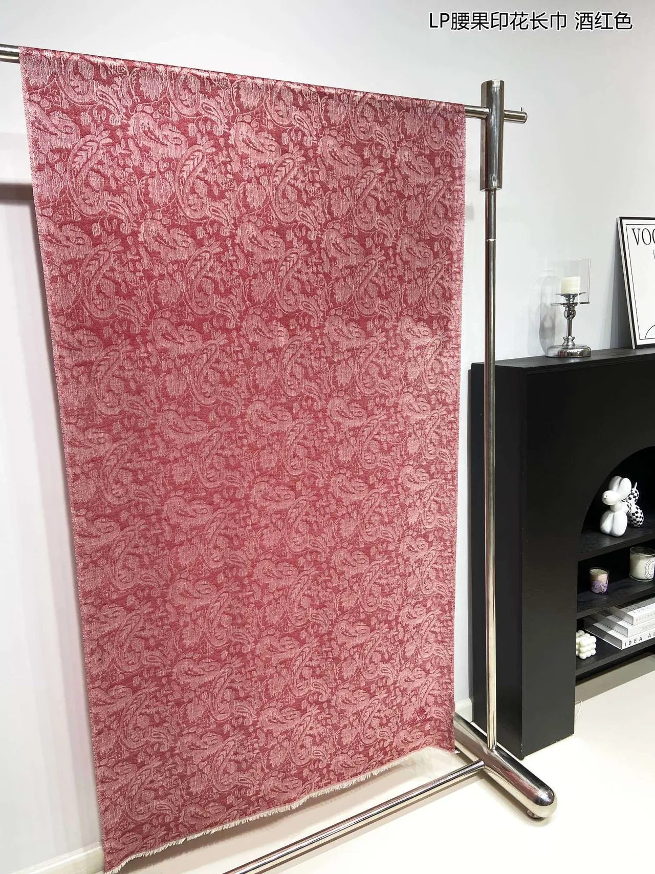 Écharpe en cachemire longue frangée rouge vin jacquard floral paisley 4
