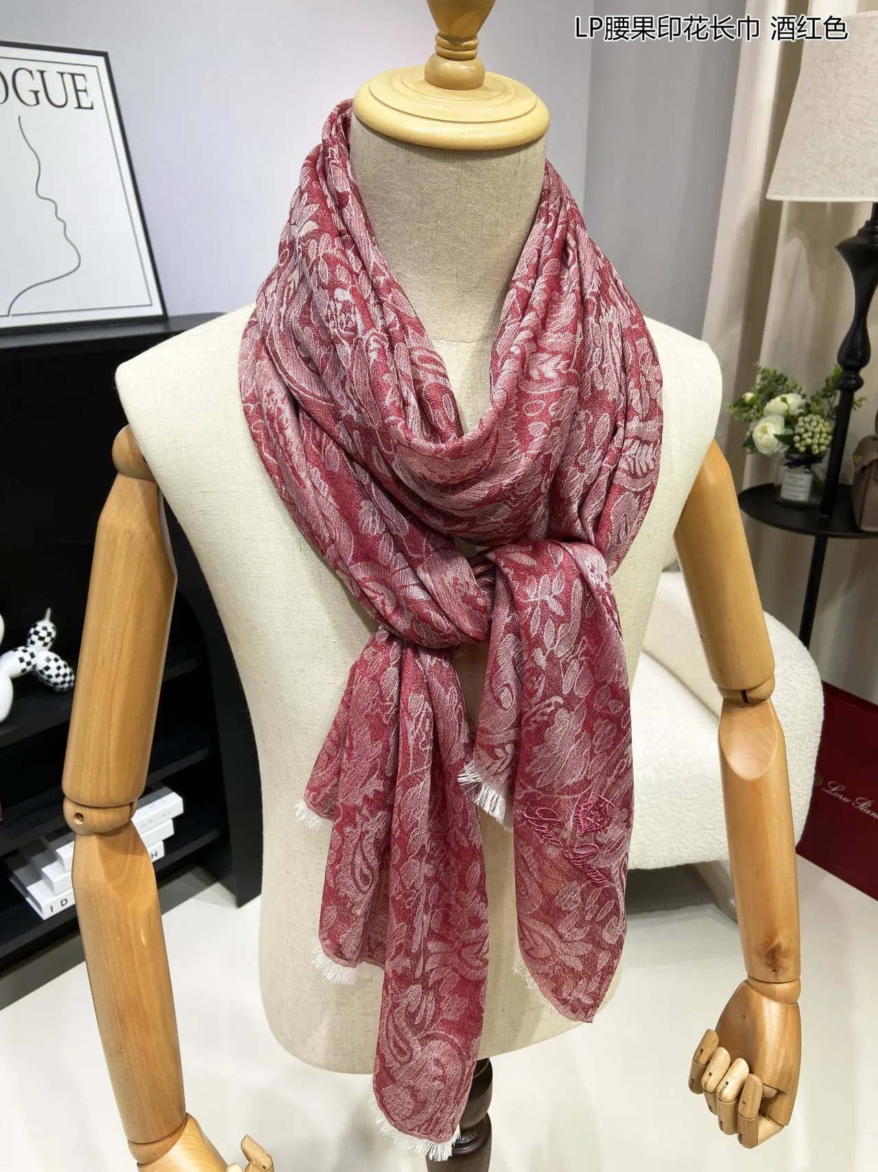 Écharpe en cachemire longue frangée rouge vin jacquard floral paisley 5
