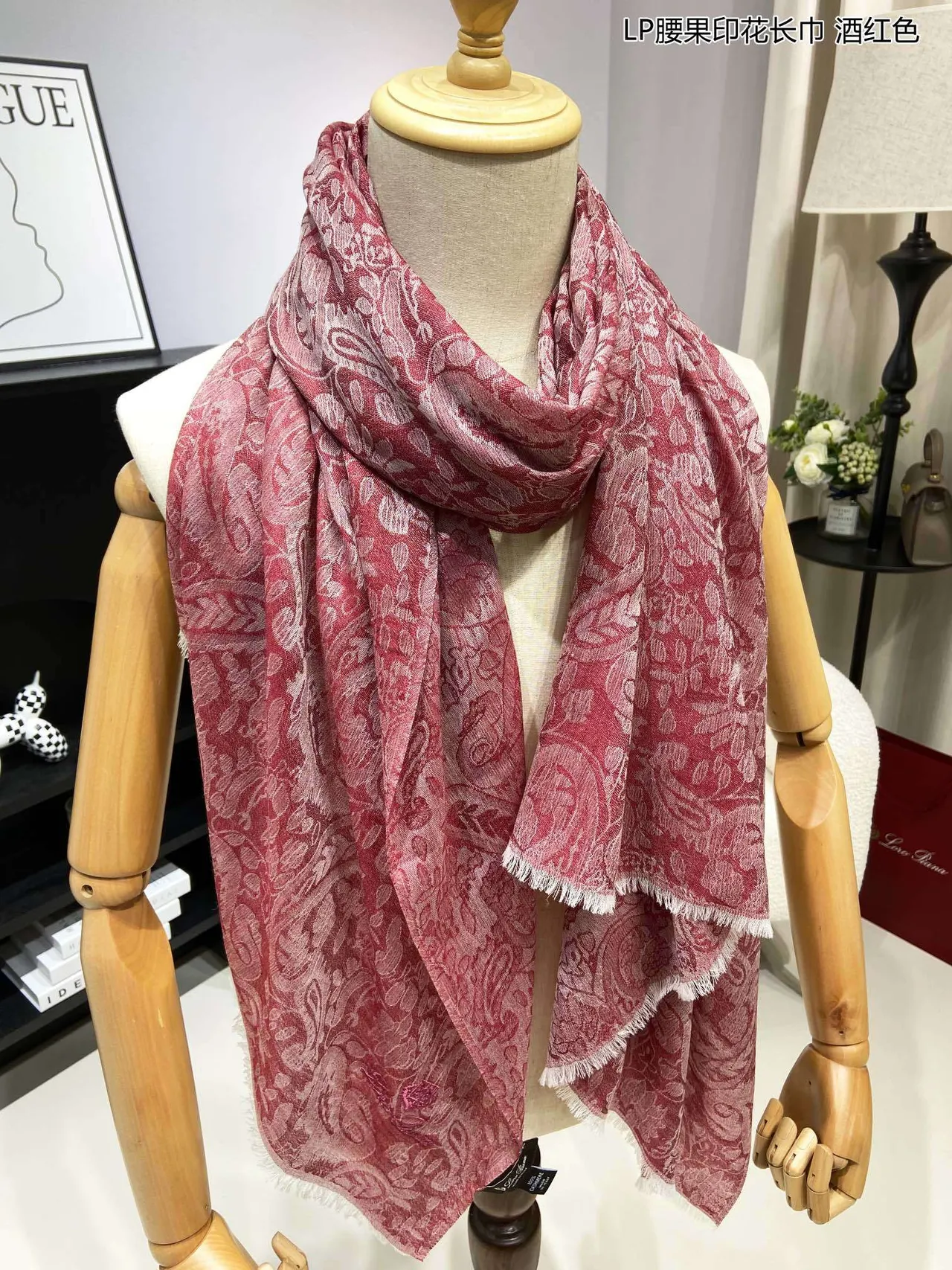 Écharpe en cachemire longue frangée rouge vin jacquard floral paisley 6