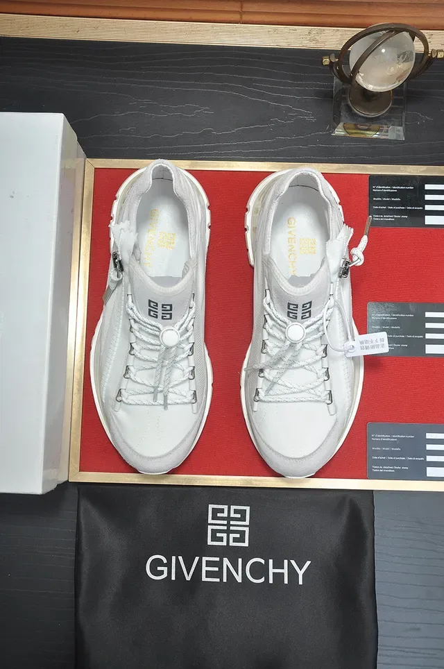 Givenchy City Sport Sneakers Lifestyle Blanches et Grises 3